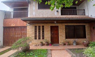 ALQUILER - Casa 6 ambientes en Castelar Norte con cocheras, amplio parque y quincho