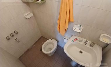 ALQUILER - Casa 6 ambientes en Castelar Norte con cocheras, amplio parque y quincho