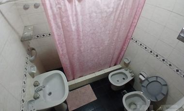 ALQUILER - Casa 6 ambientes en Castelar Norte con cocheras, amplio parque y quincho