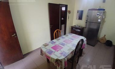 ALQUILER - Casa 6 ambientes en Castelar Norte con cocheras, amplio parque y quincho