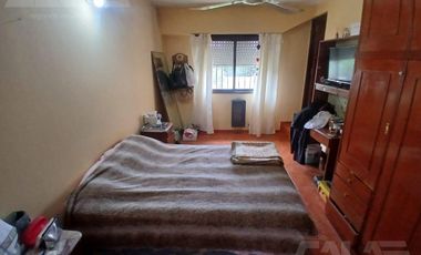 ALQUILER - Casa 6 ambientes en Castelar Norte con cocheras, amplio parque y quincho