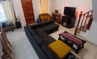 ALQUILER - Casa 6 ambientes en Castelar Norte con cocheras, amplio parque y quincho