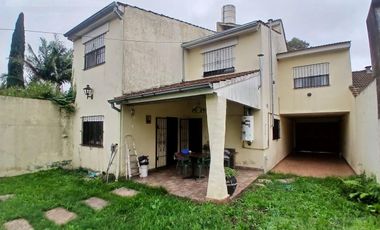ALQUILER - Casa 6 ambientes en Castelar Norte con cocheras, amplio parque y quincho