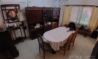 ALQUILER - Casa 6 ambientes en Castelar Norte con cocheras, amplio parque y quincho
