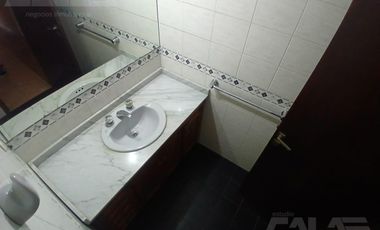 ALQUILER - Casa 6 ambientes en Castelar Norte con cocheras, amplio parque y quincho