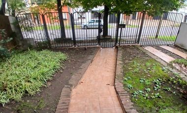 ALQUILER - Casa 6 ambientes en Castelar Norte con cocheras, amplio parque y quincho