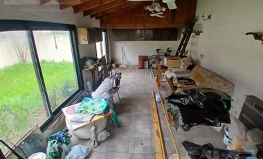 ALQUILER - Casa 6 ambientes en Castelar Norte con cocheras, amplio parque y quincho