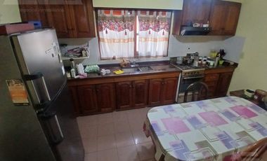 ALQUILER - Casa 6 ambientes en Castelar Norte con cocheras, amplio parque y quincho