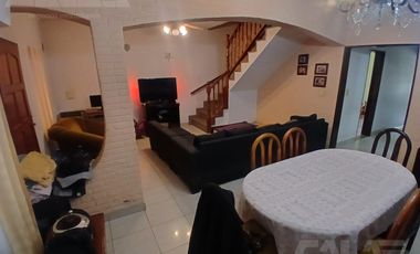 ALQUILER - Casa 6 ambientes en Castelar Norte con cocheras, amplio parque y quincho