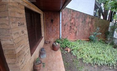 ALQUILER - Casa 6 ambientes en Castelar Norte con cocheras, amplio parque y quincho