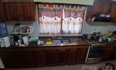 ALQUILER - Casa 6 ambientes en Castelar Norte con cocheras, amplio parque y quincho