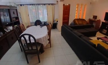 ALQUILER - Casa 6 ambientes en Castelar Norte con cocheras, amplio parque y quincho