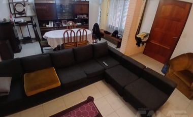 ALQUILER - Casa 6 ambientes en Castelar Norte con cocheras, amplio parque y quincho