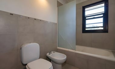 VENTA CASA DE 4 AMBIENTES CON AMPLIO GALPÓN EN QUILMES