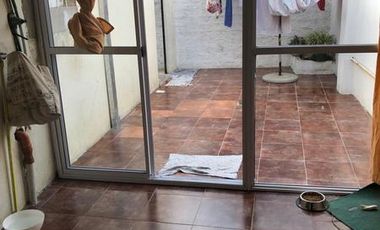 CASA 3 AMBIENTES EN ESQUINA, IDEAL INVERSIÓN!