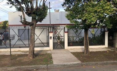 CASA 3 AMBIENTES EN ESQUINA, IDEAL INVERSIÓN!