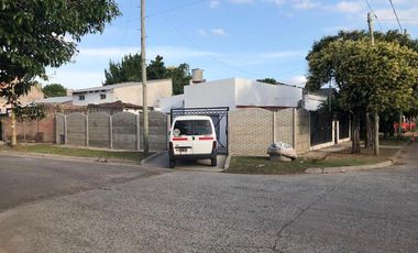 CASA 3 AMBIENTES EN ESQUINA, IDEAL INVERSIÓN!
