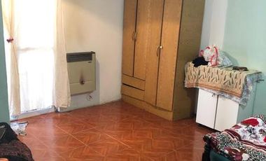 CASA 3 AMBIENTES EN ESQUINA, IDEAL INVERSIÓN!