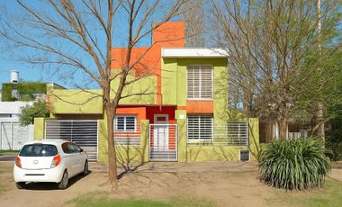EN ALQUILER HERMOSA CASA DE DOS PISOS CON JARDINES EN VILLA ALLENDE PARQUE CORDOBA