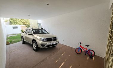 EN ALQUILER HERMOSA CASA DE DOS PISOS CON JARDINES EN VILLA ALLENDE PARQUE CORDOBA