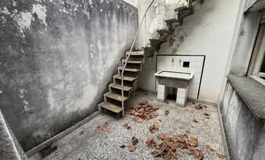 Gran oportunidad inversor: 2 departamentos en block (frente pasillo) en Banfield Oeste