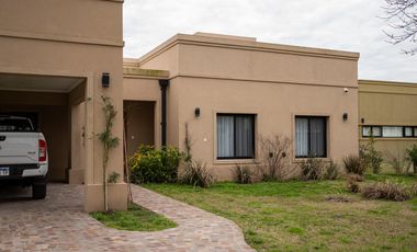 Casa en barrio privado La Federala