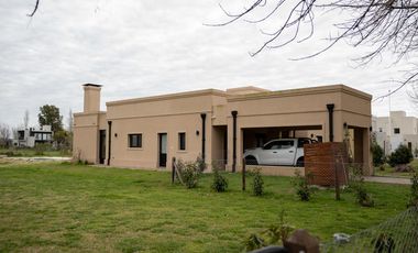 Casa en barrio privado La Federala