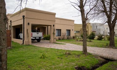 Casa en barrio privado La Federala