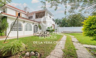 Casa de estilo en venta  en Guadalupe residencial, patio verde 4 dormitorios