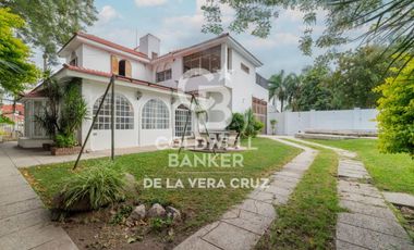 Casa de estilo en venta  en Guadalupe residencial, patio verde 4 dormitorios