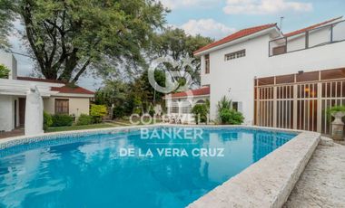 Casa de estilo en venta  en Guadalupe residencial, patio verde 4 dormitorios