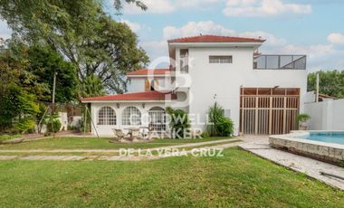 Casa de estilo en venta  en Guadalupe residencial, patio verde 4 dormitorios
