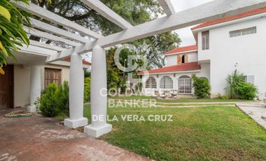 Casa de estilo en venta  en Guadalupe residencial, patio verde 4 dormitorios