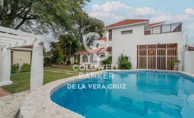 Casa de estilo en venta  en Guadalupe residencial, patio verde 4 dormitorios