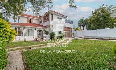 Casa de estilo en venta  en Guadalupe residencial, patio verde 4 dormitorios
