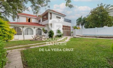 Casa de estilo en venta  en Guadalupe residencial, patio verde 4 dormitorios