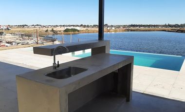 ALQUILER - Casa al lago en Costas, Puertos - 4 Dormitorios, escritorio, dependencia y pileta