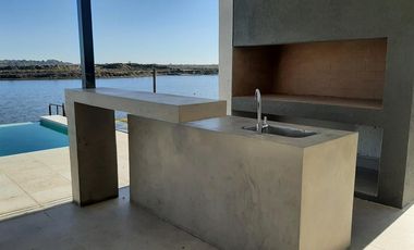 ALQUILER - Casa al lago en Costas, Puertos - 4 Dormitorios, escritorio, dependencia y pileta