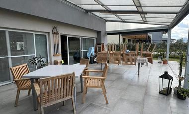 Alquiler Anual Casa 4 amb. Al Rio barrio San Benito Villanueva Tigre
