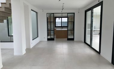 Casa en venta en Santa Ana, Villanueva con 5 dormitorios a la laguna