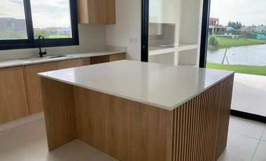 Casa en venta en Santa Ana, Villanueva con 5 dormitorios a la laguna