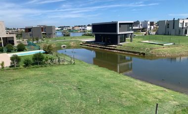 Casa en venta en Santa Ana, Villanueva con 5 dormitorios a la laguna