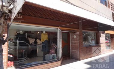 Local u oficina venta Centro, 36 m2 con cocina, baño y vidriera a la calle