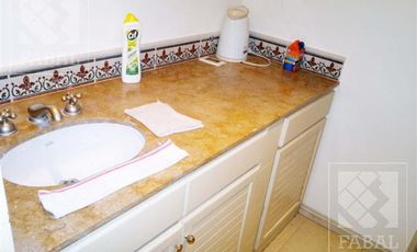 Local u oficina venta Centro, 36 m2 con cocina, baño y vidriera a la calle