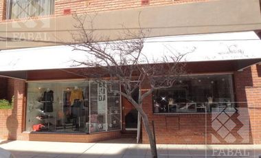 Local u oficina venta Centro, 36 m2 con cocina, baño y vidriera a la calle