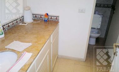 Local u oficina venta Centro, 36 m2 con cocina, baño y vidriera a la calle