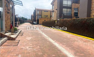 SE ARRIENDA  CASA EN CAJICA, SECTOR EL BOHIO