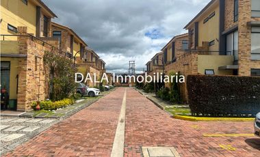 SE ARRIENDA  CASA EN CAJICA, SECTOR EL BOHIO