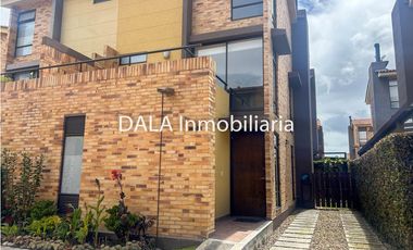 SE ARRIENDA  CASA EN CAJICA, SECTOR EL BOHIO