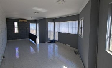 Gran terreno con Oficina y  Galpón con salida a dos calles, ideal para correalón